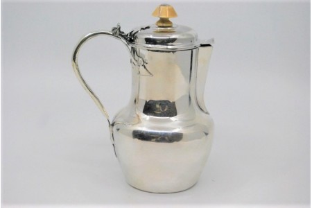 Cafeteira em prata lisa com pomo na tampa amovível.